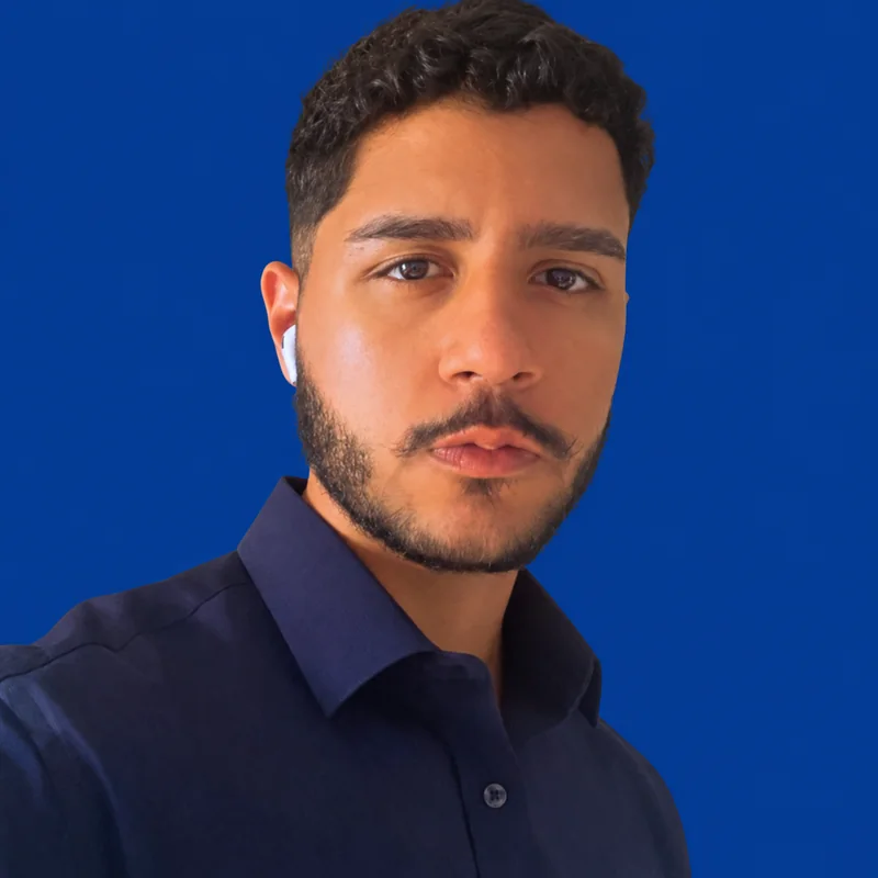 Igor Nathan usando camisa azul-marinho em retrato profissional